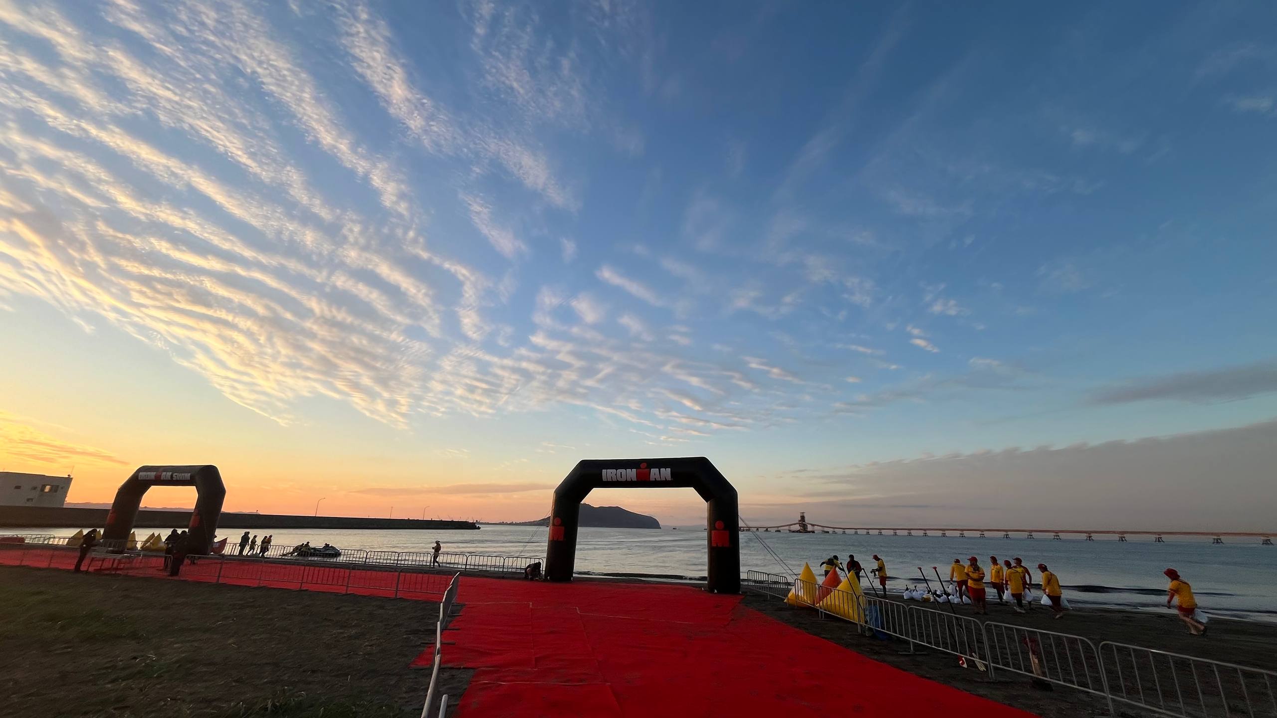 Плавательный старт IRONMAN Japan на рассвете
