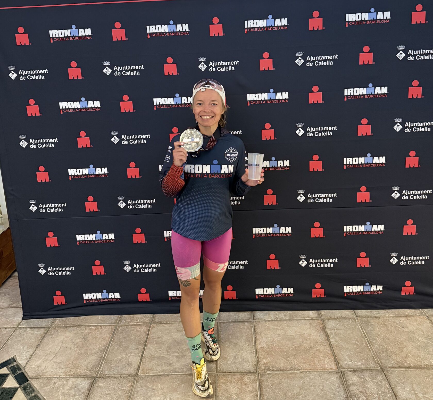 Екатерина Нечаева с медалью после IRONMAN Calella-Barcelona 2025